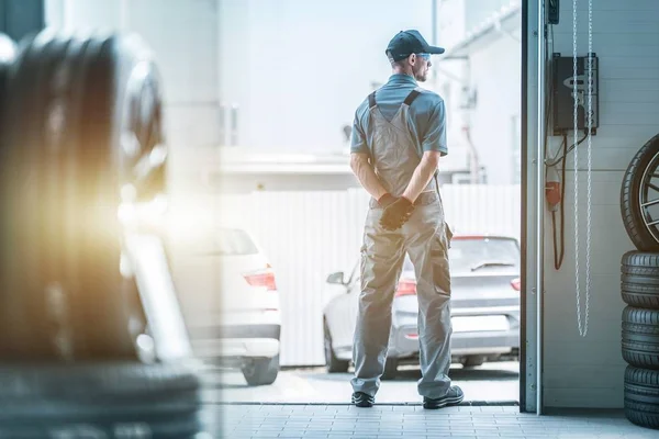 Caucasian Auto Service Worker Waiting Clients Standing Garage Gate Automotive — Stock Photo, Image