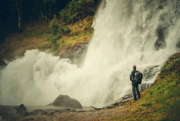 Kaukasiska Hiker Och Vackra Vattenfall Män Med Ryggsäck Att Utforska — Stockfoto