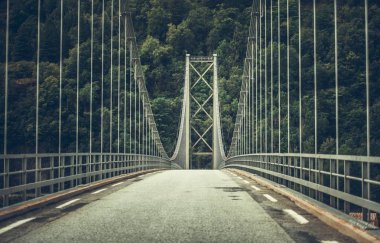 Asma köprü tema. Yol gezi konsepti. Ulaşım altyapısı.
