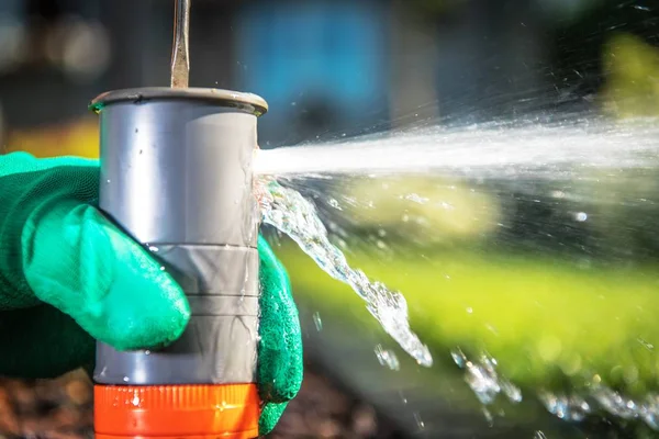 Ondergrondse Sprinkler Aanpassen Door Professional Tuin Technicus Closeup Foto — Stockfoto