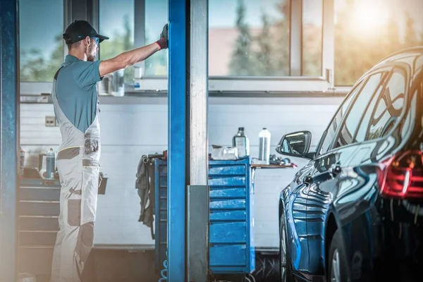 Auto Service Worker Frente Heavy Duty Car Lift Preparando Para — Fotografia de Stock