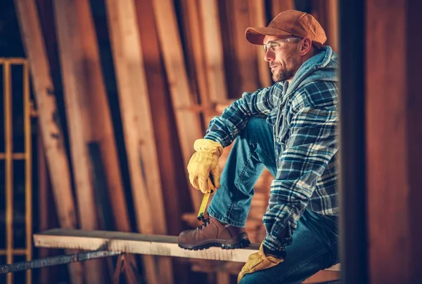 Portrét Spokojeni Kavkazské Carpenter Dělník Dřevozpracující Relaxaci Celodenní Tvrdé Práci — Stock fotografie