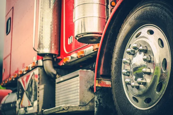 Classic Red Semi Truck Closeup Photo Trucking Theme Cargo Shipping — Stock Photo, Image