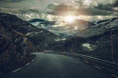 Norveç'te dramatik alp yol. Ham kayalık arazi ve yoldayım.