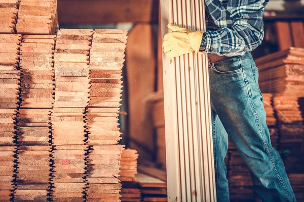 Bauunternehmer Mit Bohlen Kaukasischer Tischler Mit Einem Haufen Holzbretter Thema — Stockfoto