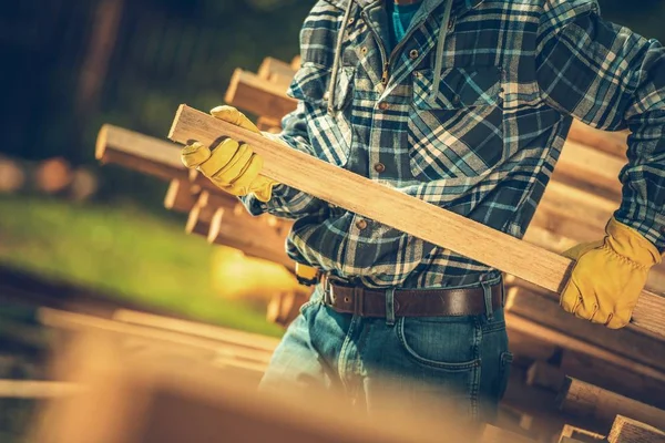 Acquisto Legno Nel Negozio Forniture Edilizia Appaltatore Che Estrae Travi — Foto Stock