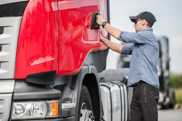 Kaukasiska Drivrutin Och Hans Euro Semi Truck Förbereda För Nästa — Stockfoto