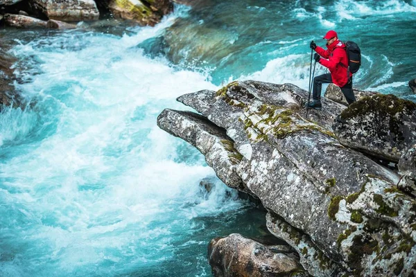 Caucasian Hiker Exploring Scenic Norwegian River Gorge Expedition Wilderness — Stock Photo, Image