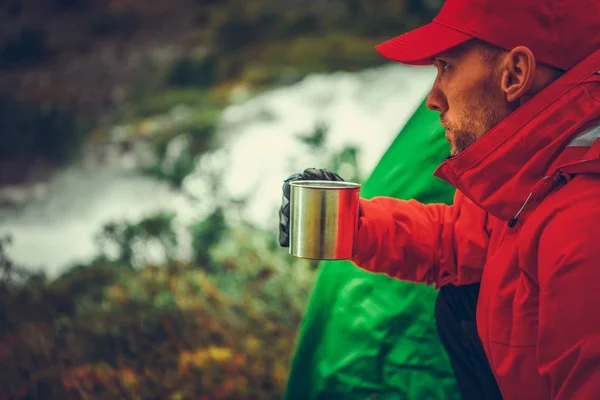 Camping Hot Tea Time Caucásico Aire Libre Hombre Tomando Momento —  Fotos de Stock