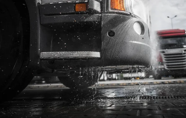 Πίεσης Πλυντήρια Ημι Φορτηγό Closeup Φωτογραφία Υγρό Τρακτέρ Προφυλακτήρα Καθαρό — Φωτογραφία Αρχείου