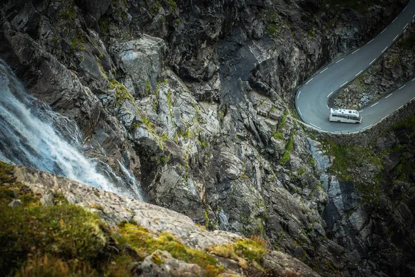 Scenic Camper Road Trip Enrolamento Alpine Road Com Cachoeira Motorhome — Fotografia de Stock