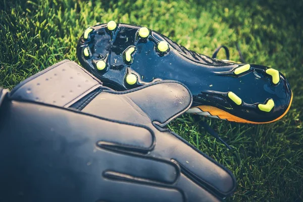 足球运动员设备 球员夹板鞋和守门员手套 — 图库照片