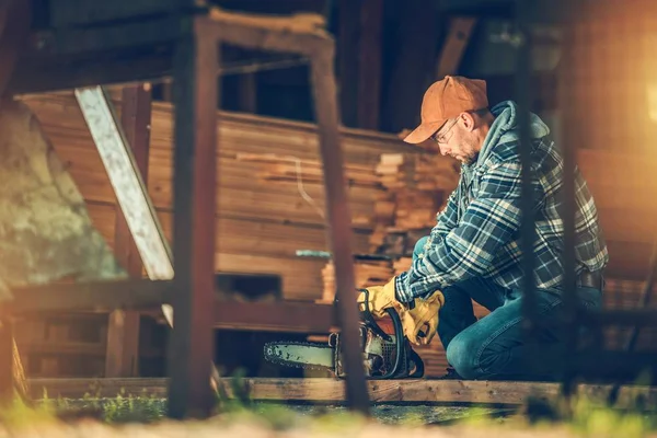 Malé Domácí Projekt Kavkazské Muži Jeho 30S Pilou Benzín Pro — Stock fotografie