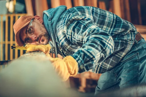 Paixão Carpintaria Homens Caucasianos Feixe Construção Usando Material Madeira — Fotografia de Stock