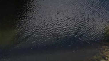 Manzara nehir üzerinde kırmızı bir kayık içinde kanocu üzerinde havadan görünümü