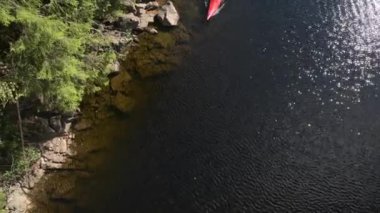 Manzara nehir kanosu havadan görünümü. Beyaz erkekler bir kayık kürek çekmeye.