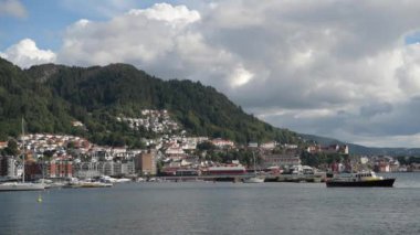 Dağlar ve Bergen, Norveç fiyortları şehir çevrili.