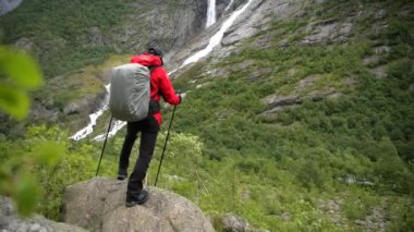 Beyaz Backpacker doğal şelale Vista Norveç'te zevk.