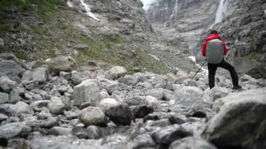 Beyaz Backpacker Kjenndal buzul güneybatı Norveç'te keşfetmek.