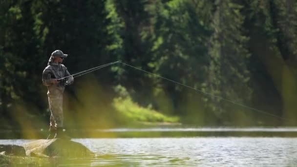 Pêche Mouche Thème Avec Pêcheur Caucasien Dans Trentaine Sur Bord — Video