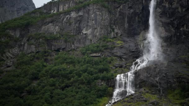 Malerischer Norwegischer Gebirgswasserfall — Stockvideo