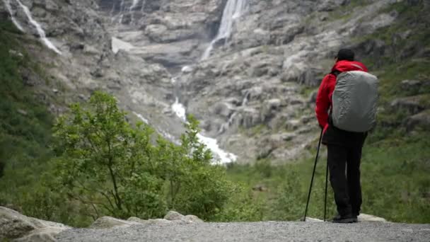 Homens Caucasianos Mochila Trilha Geleira Norueguesa — Vídeo de Stock