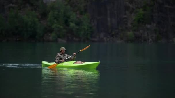 Kajakfahrt Auf Dem Malerischen Gletschersee — Stockvideo