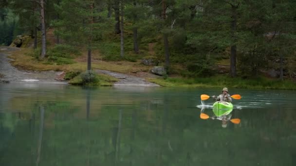 Καυκάσιος Αθλητή Πράσινο Καγιάκ Την Τυρκουάζ Παγετώδης Λίμνη — Αρχείο Βίντεο