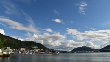 Bergen Cityscape 4k Timelapse. Ağustos yaz gün.