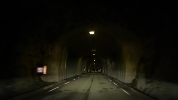 Αυτοκίνητο Οδήγηση Μέσα Από Στενό Τούνελ Της Νορβηγίας — Αρχείο Βίντεο