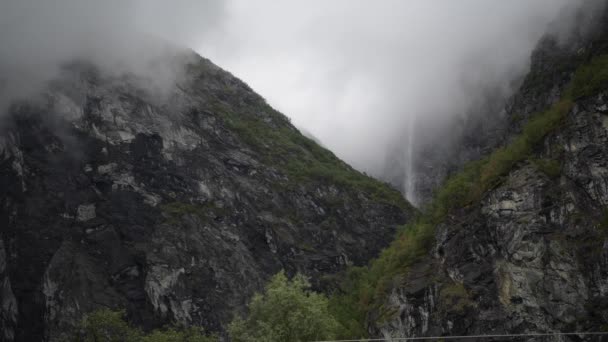 Paisagem Norueguesa Nublada Cênica Com Cachoeira — Vídeo de Stock