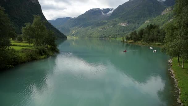 Homens Caucasianos Caiaque Lago Glacial Cênico Noruega — Vídeo de Stock