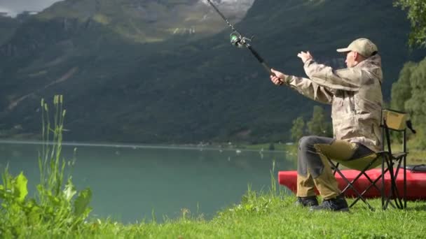 Pescador Caucasiano Seus Anos Pesca Com Mosca Lago Glacial — Vídeo de Stock