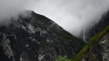 Doğal şelale ve Norveç'te bulutlu yağmurlu bir günde. 4 k Timelapse Video