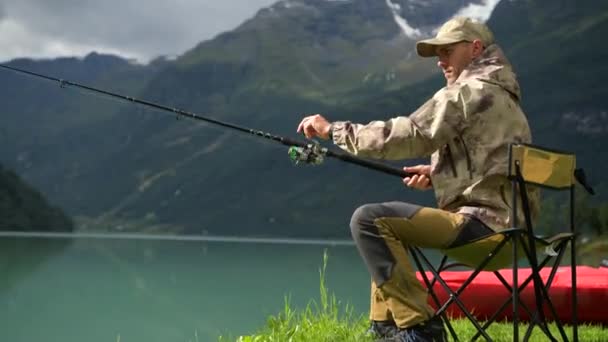 Καυκάσιος Άνδρες Πετούν Αλιεία Στην Γραφική Λίμνη Παγόμορφο — Αρχείο Βίντεο