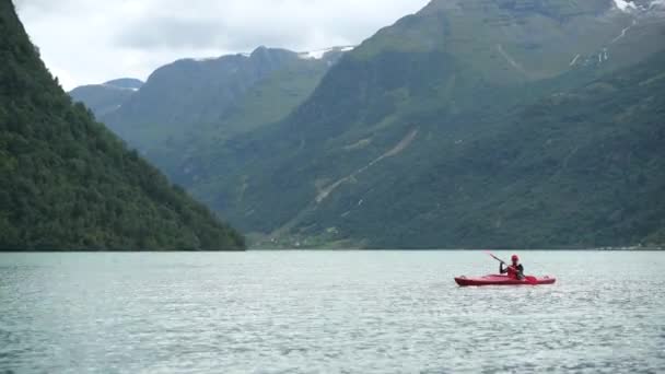 Kajakfahrt Auf Dem See Kaukasische Männer Inmitten Des Gletschersees Norwegen — Stockvideo