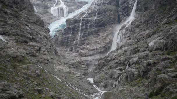 Мальовничі Льодовик Kjenndal Кількох Водоспадів Літній День — стокове відео