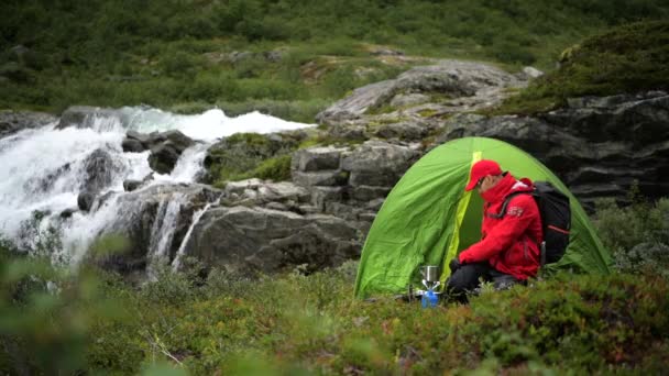 Los Hombres Caucásicos Camping Lugar Remoto — Vídeos de Stock