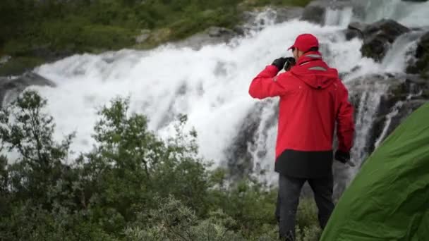 Männer Genießen Seinen Zeltplatz Der Nähe Des Wasserfalls Überlebensthema — Stockvideo