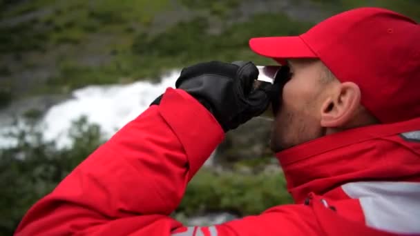 Heißer Tee Auf Dem Campingplatz Kaukasische Männer Trinken Tee Und — Stockvideo