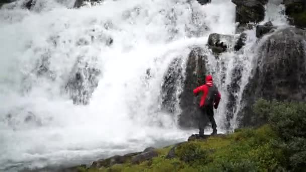 Att Utforska Naturen Kaukasiska Män Framför Natursköna Norska Vattenfall — Stockvideo