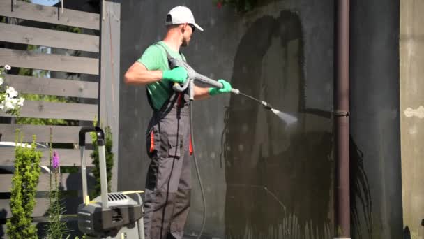 Πίεσης Πλυντήρια Καθαρισμού Βρώμικο Σπίτι Ανύψωση Καυκάσιος Καθαρίζοντας Ειδικός — Αρχείο Βίντεο