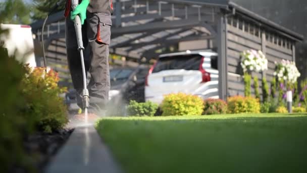 Lavando Caminhos Jardim Usando Arruela Pressão Trabalhador Caucasiano — Vídeo de Stock