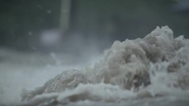 Une vague d'inondation dangereuse arrive. Vidéo d'inondation 