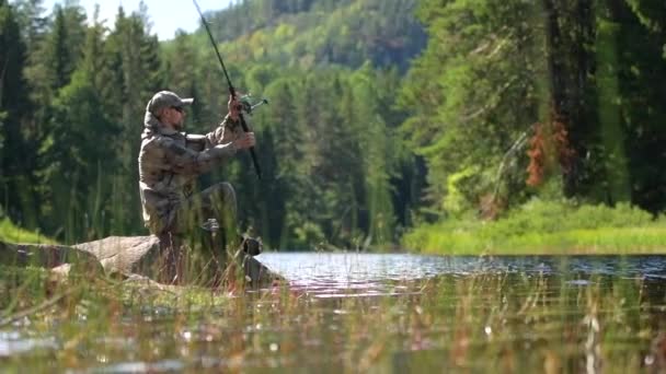 Relajarse Orilla Del Río Pesca Con Mosca Cámara Lenta — Vídeo de stock