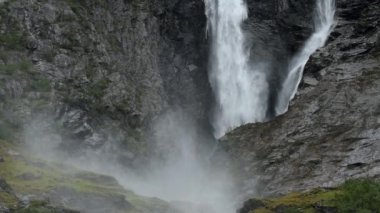 Şelale ağır çekimde. Norveç doğal peyzaj.