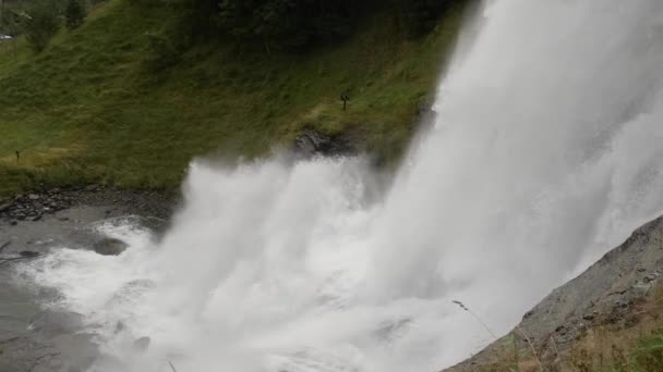 スローモーションで風光明媚なノルウェーの滝 — ストック動画