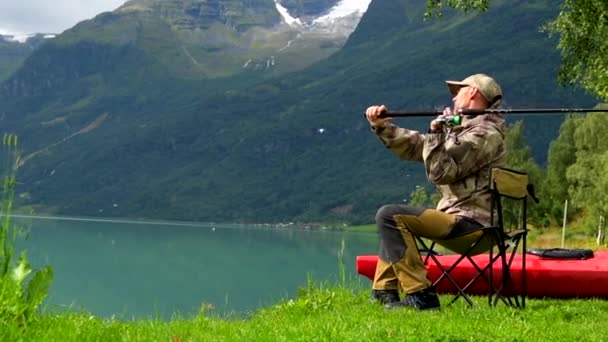 Pescatore Sulla Trentina Pesca Mosca Sul Lago Panoramico Rallentatore — Video Stock