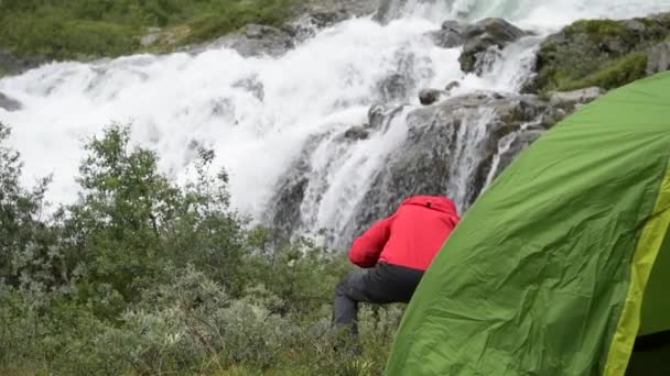 Tag Freier Wildbahn Kaukasische Männer Und Die Überlebenstechniken Zeitlupenthema — Stockvideo