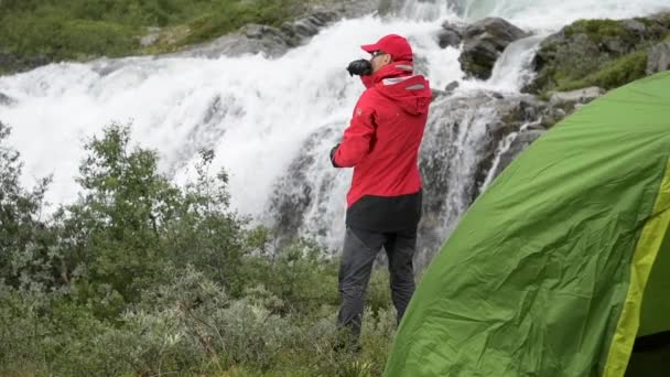 Expedição Sobrevivência Natureza Scenic Camping Spot Com Cachoeira Filmagem Câmera — Vídeo de Stock